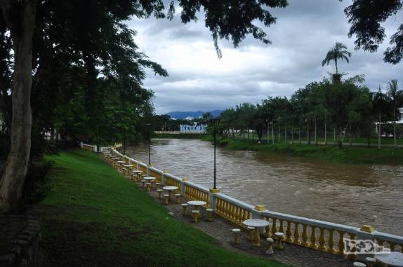 O rio Nhundiaquara, que corta a cidade de Morretes, próximo ao litoral do Paraná